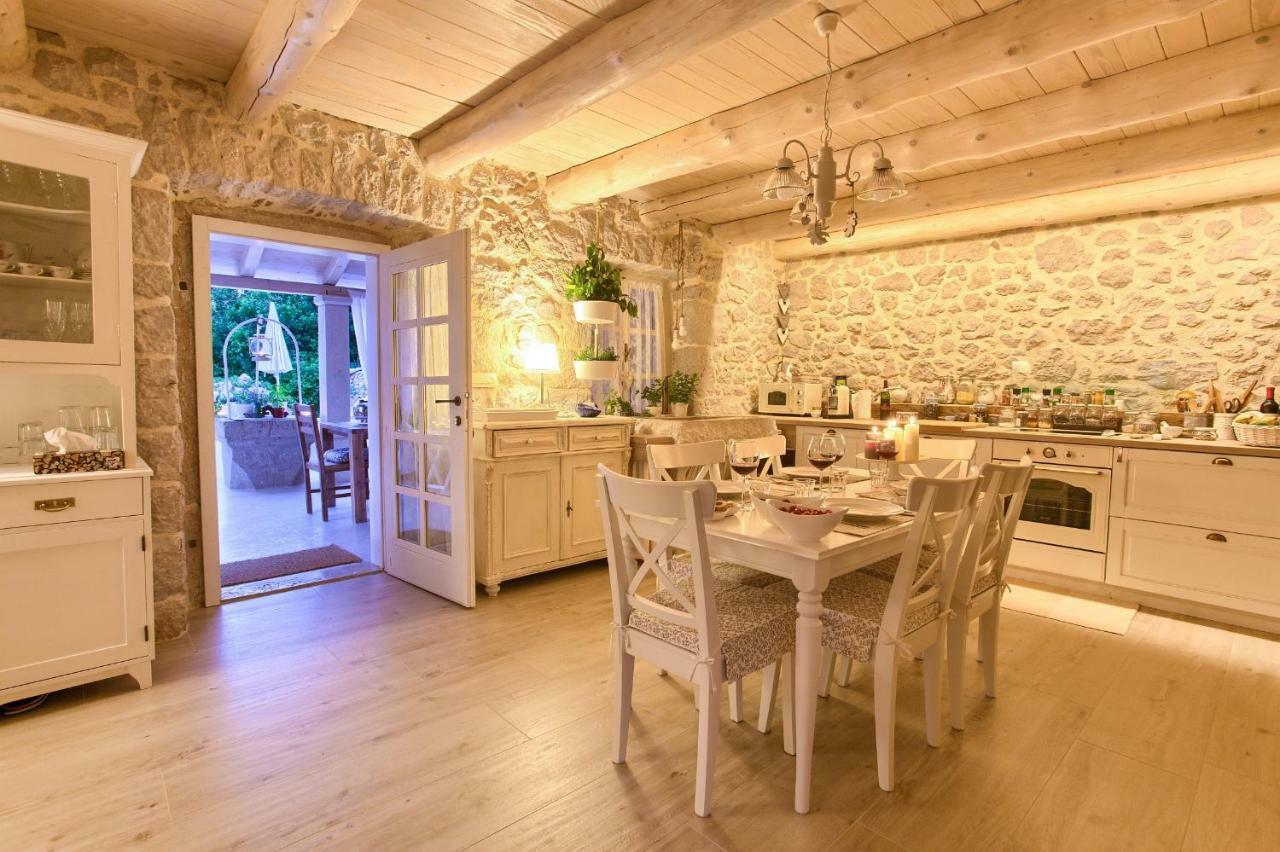 White Heritage House * Cizici