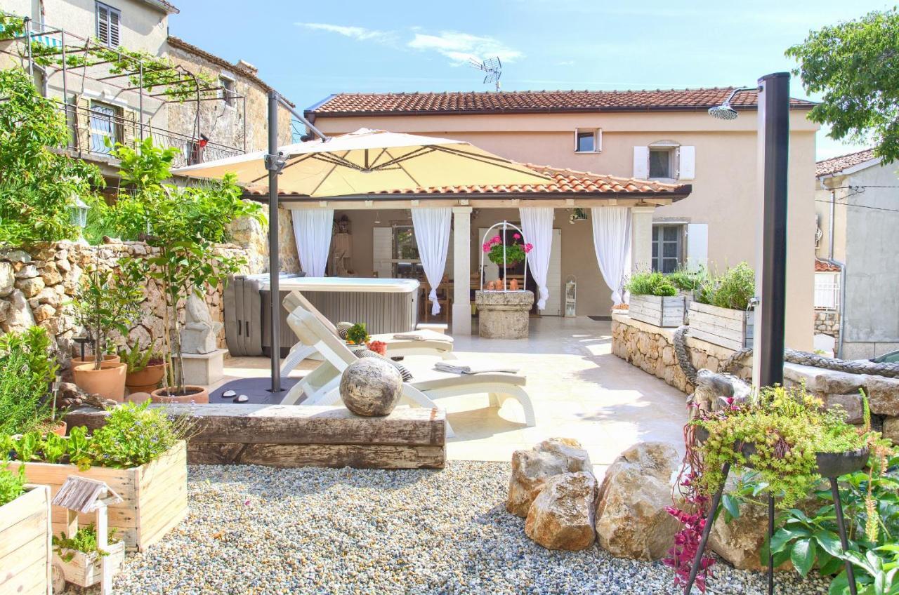 White Heritage House Holiday home Cizici